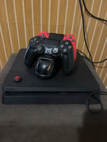 Ps4 slim com 3 manets ,grips de silicone, base carregadora 