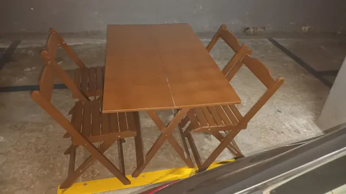 Conjunto De Mesas De Bar 120 X 70 Com 4 Cadeiras Dobráveis Cor Imbuia