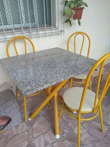 Mesa de cozinha quadrada