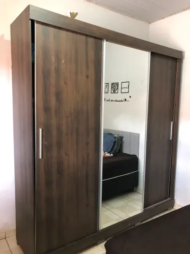 Vendes esse guarda-roupa