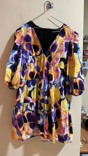 Vestido estampado lança perfume