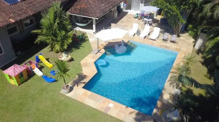Casa para aluguel possui 300 metros quadrados com 3 quartos