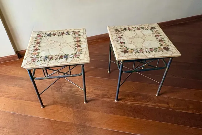 Duas lindas e clássicas mesas mosaicos pedras e ônix bege
