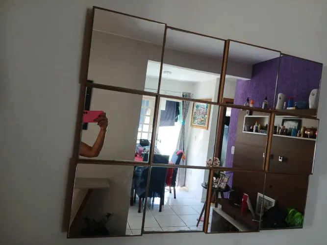 Vende-se esse aparador e moldura espelhado.