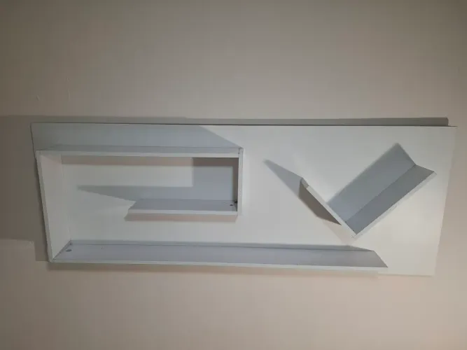Painel com nichos para livros ou enfeites.