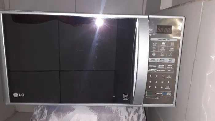 Microondas e grill da LG."ESPELADO muito conservado.