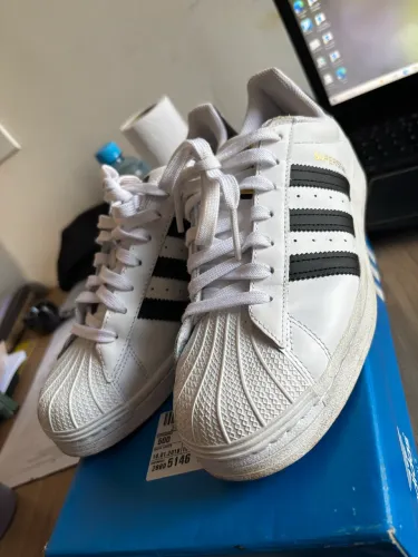 Tênis Adidas Superstar branco tam. 38