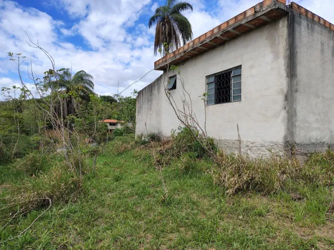 Chacara com pomar e casa inacabada