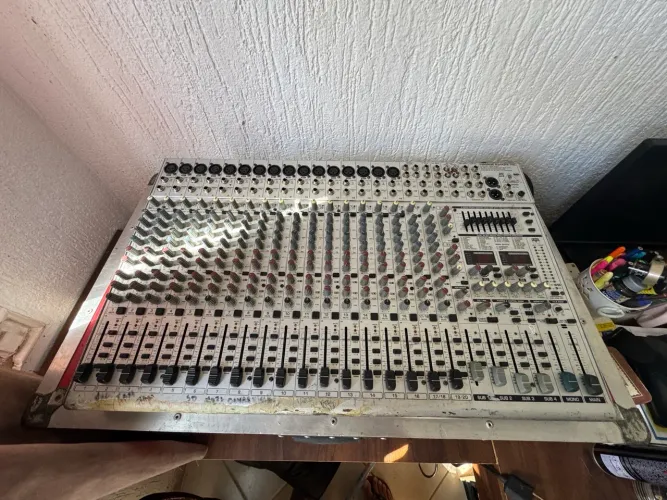 Mesa de Som Behringer Eurodesk SX2442FX + Case Profissional
