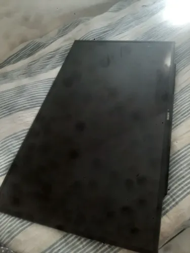 TV smart 50 polegadas ( está com umas listra na tela mais fora isso ela pega normalmente.)