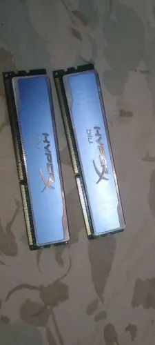 2 pentes de memória ddr3 HyperX de 4 gigas cada