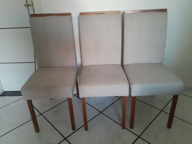 Vendo conjunto de 4 cadeiras com pes de madeira e estofado bege