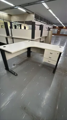 Mesa de escritório em L com gavetas 100 unidades