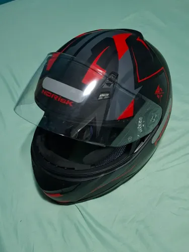 Capacete Norisk, preto com vermelho - Excelente estado