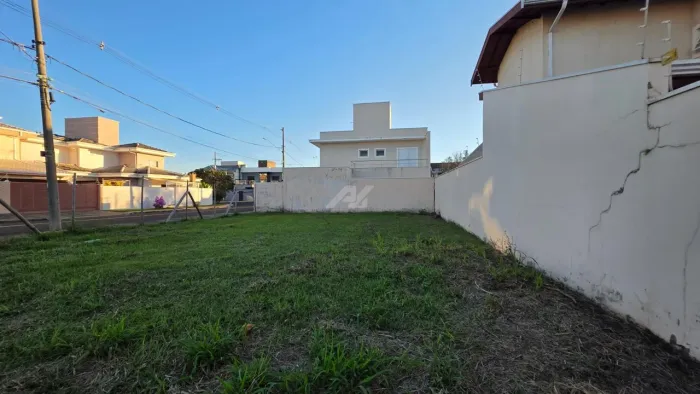 Terreno à Venda no Residencial Terras do Barão