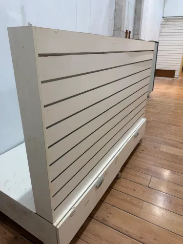 Expositor MDF grande com gavetas e painel canaletado dos dois lados