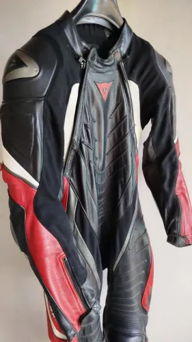 Macacão Dainese Aero evo TM 46 seminovo 
