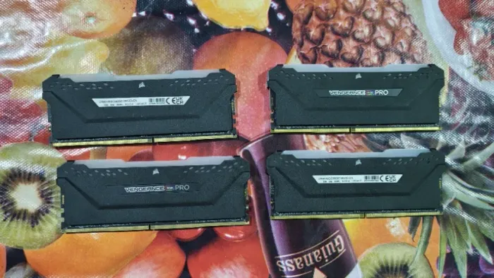 Memória RAM Corsair 4x16GB 3600MHz RGB