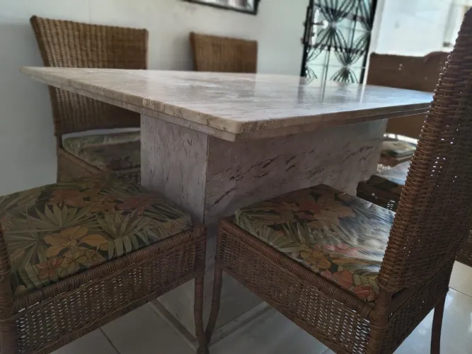 Mesa de mármore (Marta Rocha) Com 6 cadeiras.