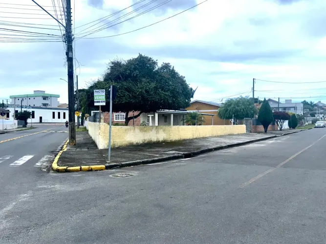 IMÓVEL COM DUAS CASAS *** TERENO DE ESQUINA *** ARARANGUÁ
