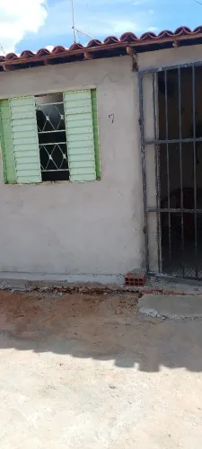 Casa na zona rural lugar tranquilo.terreni mede 20por 100 tem algumas plantas água paga so