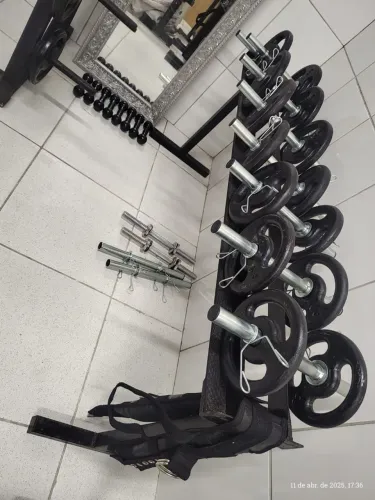 Anilha, pesos, barras e halteres para treino
