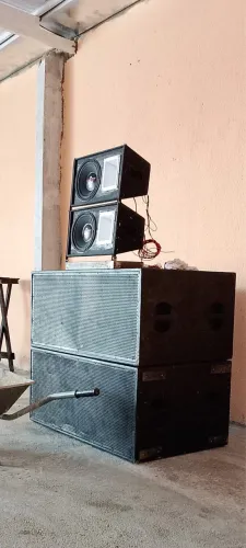 Gabinete sub 218 tenho 2 com auto falantes 