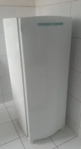 Uma geladeira em perfeito estado funcionando perfeitamente