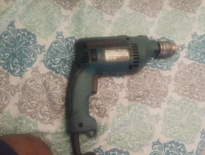 Furadeira profissional semi nova poucas vezes usada *80