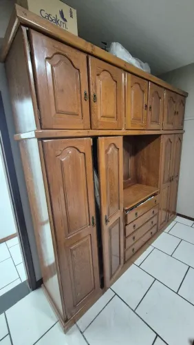 Guarda roupa em madeira de lei