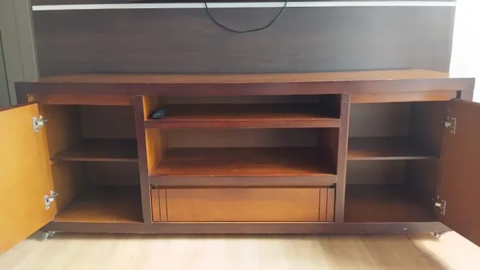 Rack de Madeira Maciça para TV com Portas e Prateleiras - Marrom