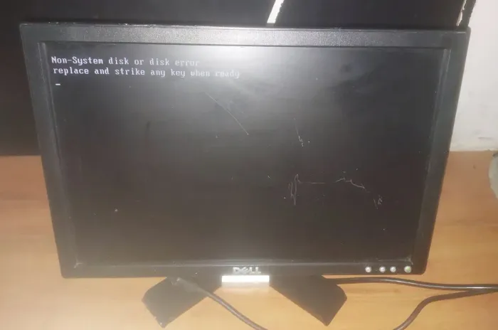 Monitor Dell E178WFPc 17" - Funcionando - Com Detalhe na Tela