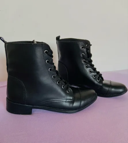 Perfeito para compor vários looks. Está em ótimo estado e pronto para uso.