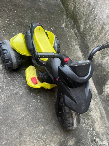 Moto elétrica infantil com 2 baterias