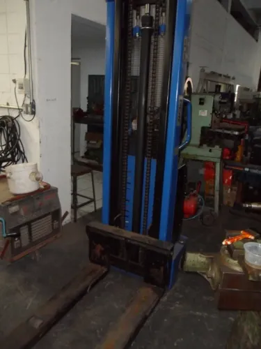 Empilhadeira a Bateria com carregador