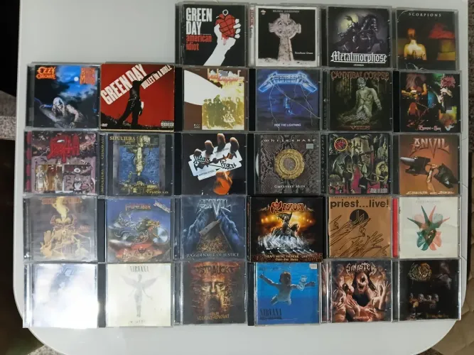 CDs de bandas de rock e metal