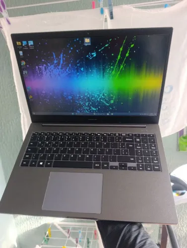 Notebook Samsung com tela HD de 15 polegadas, SSD de 128 gigas, bateria excelente, Win 11