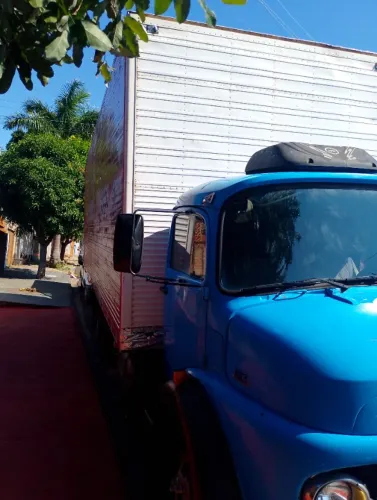 Vendi caminhão Mercedes bens 1113 ano 81 com baú de 8,10 MTS  pronto para trabalhar