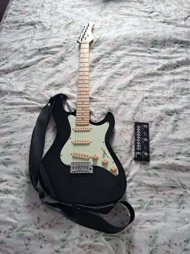 Stratocaster stringerg black + cuvave baby