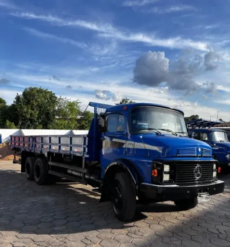 Caminhão Mercedes-Benz MB 1318 truck
