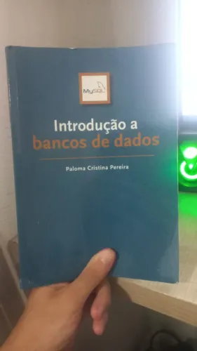 Livro "Introdução a bancos de dados" de Paloma Cristina Pereira, focado na tecnologia MySQ