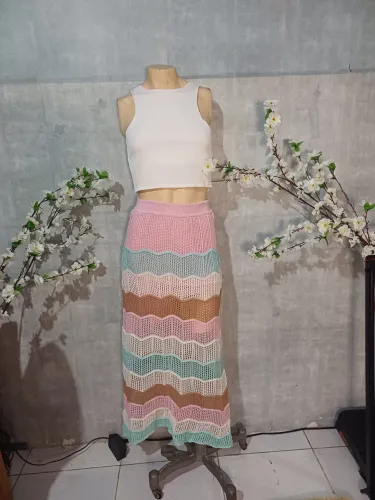 Conjunto de saia longa de tricô e cropped