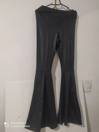 Calça flare courino top