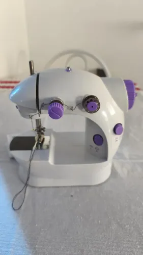 Mini Máquina de Costura