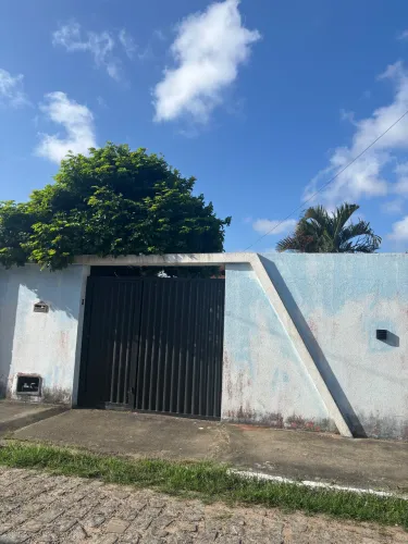 Alugou uma casa em Regomoleiro com ótima localização perto de tudo.