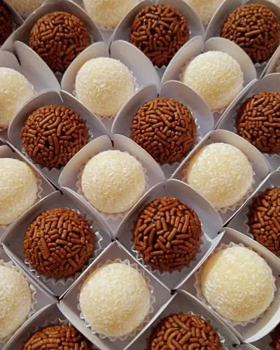 Cento de docinhos - brigadeiros e beijinhos
