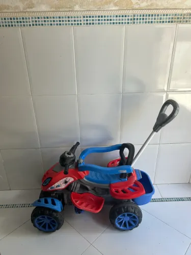 Carrinho quadriciclo