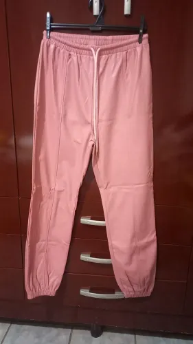 Calça em courino rosa. Tamanho M.