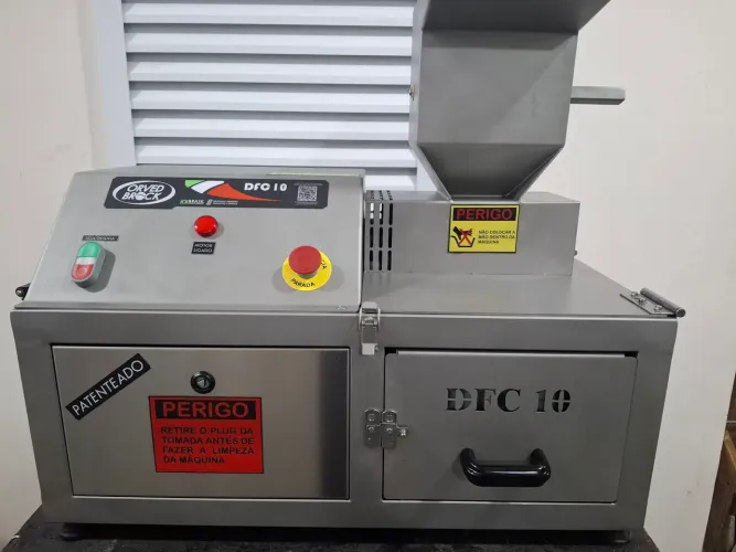 Máquina para desfiar Frango e Carne 200kg/h