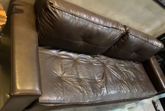 Sofá (tamanho 2,40 x 0,90 ) corino